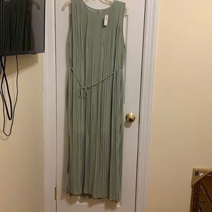 New banana republic women’s pleated maxi sage green dress